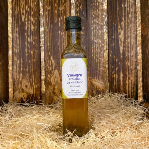 Bouteille de vinaigre artisanal de vin blanc à l'estragon de 250 millilitres, côté face.